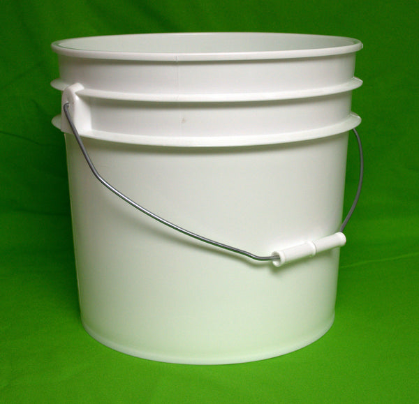 White 6-1/2 Gallon Bucket